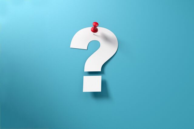 Symbolfoto: weißes Fragezeichen auf blauem Hintergrund als Teaserfoto für den Blogbeitrag „FAQ – Häufig gestellte Fragen zur Badsanierung”Online-Budgetplaner