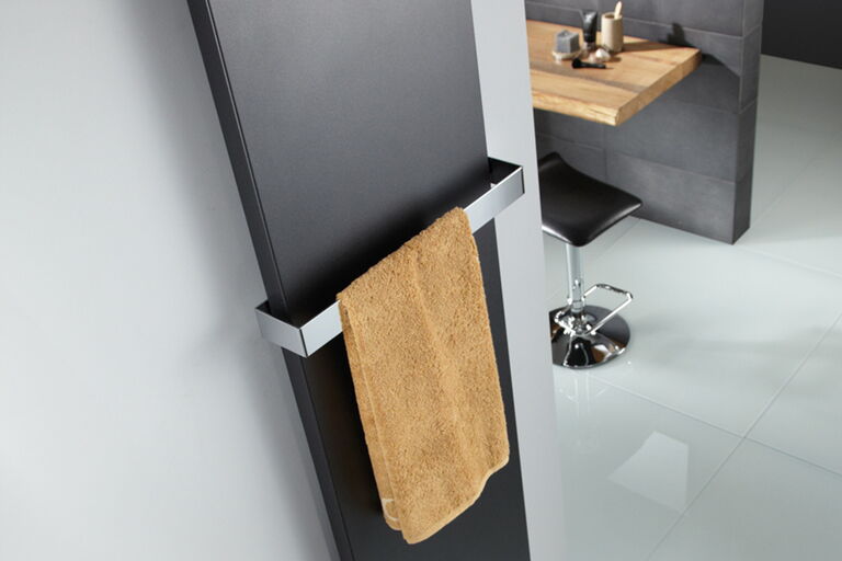 Moderner schwarzer Designheizkörper mit Handtuchhalter