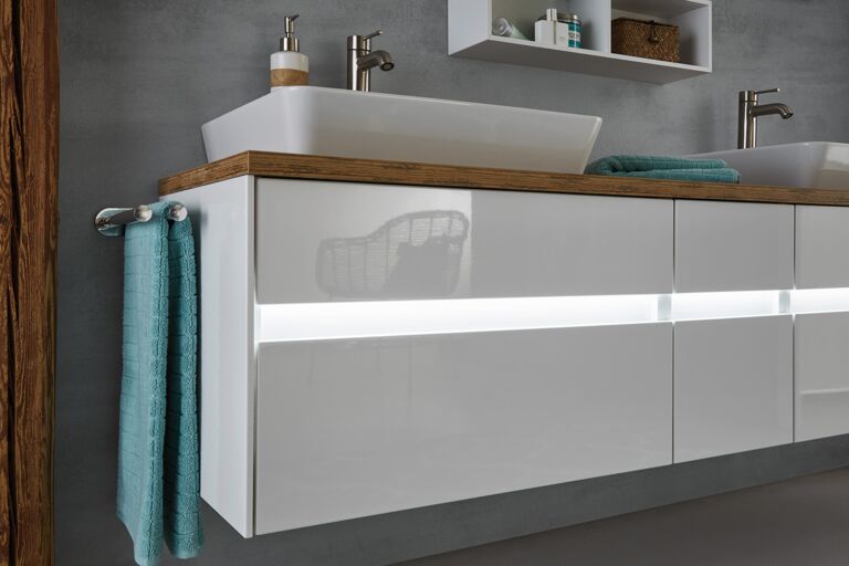 Produktfoto: Laguna Easy Line Pronto Doppel-Waschtischunterschrank in weiß mit PLatte in Holzoptik