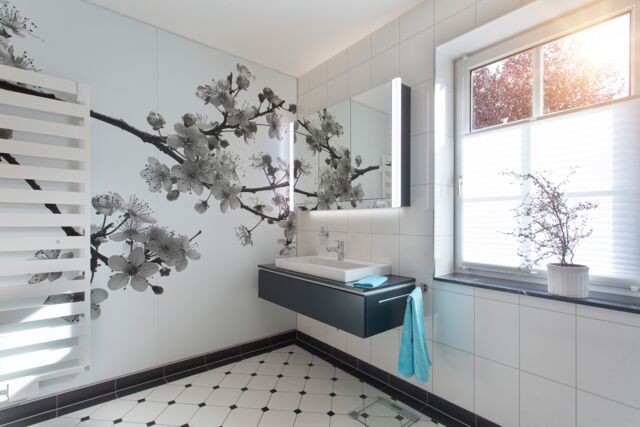 Detailaufnahme: bedruckte Wandbild-Platten im Bad mit großem Kirschzweig in schwarz-weiss-Optik