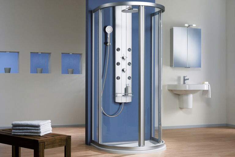 Moderne Halbkreis-Runddusche mit blauer Rückwand