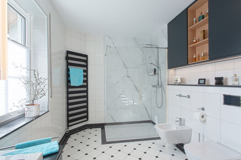 Blick auf moderne Badezimmer-Bodenfliesen in schwarz-weiß-Optik