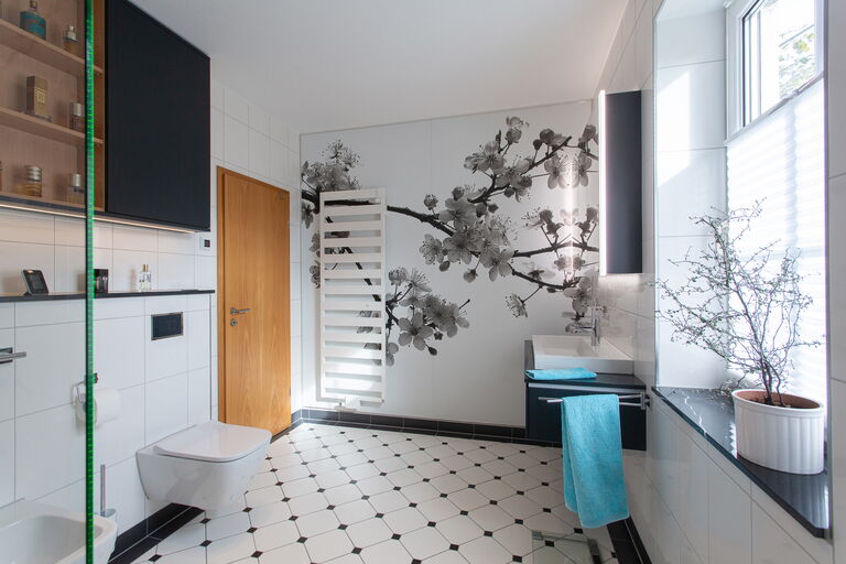 Modernes komplettsaniertes Bad im schwarz-weiss Retro-Style