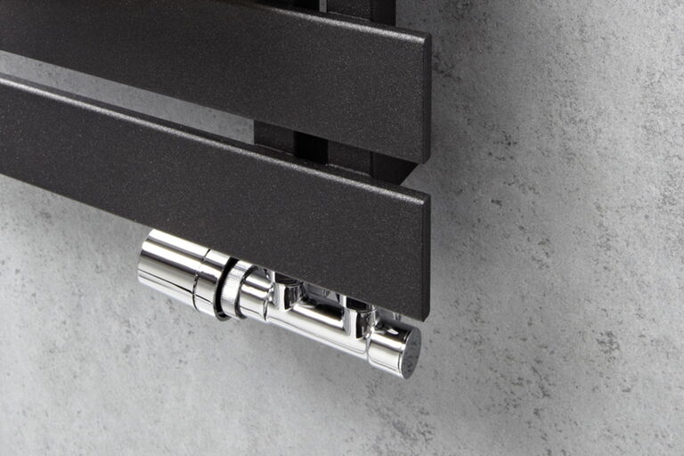 Moderner Bad-Heizkörper aus Feinstein in Aschgrau