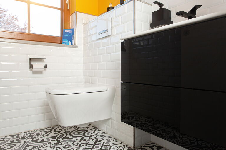 Blick in modernes Gästebad mit WC-Anlage mit Geruchsabsaugung