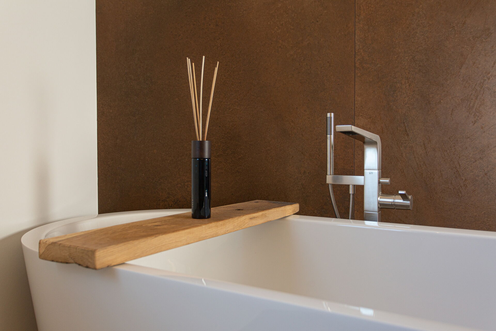 Detailaufnahme: Dekorierte Holzablage auf freistehender Badewanne