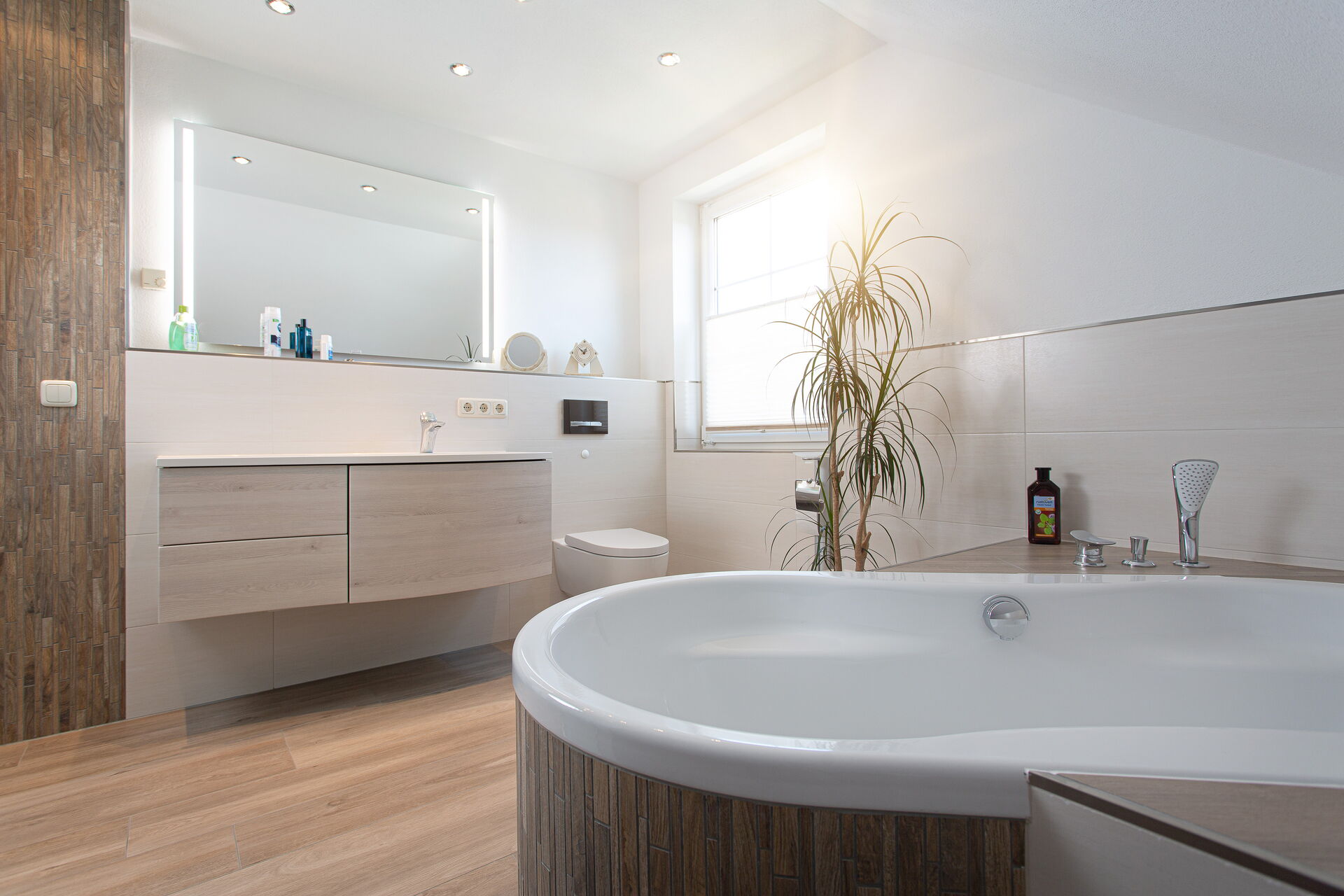 Blick in ein komplett saniertes Badezimmer mit erneuerter Waschtischanlage