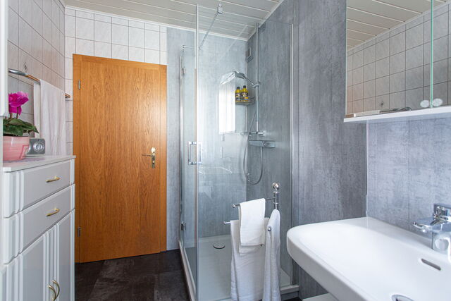 Blick in ein teilsaniertes modernes Schlauchbad