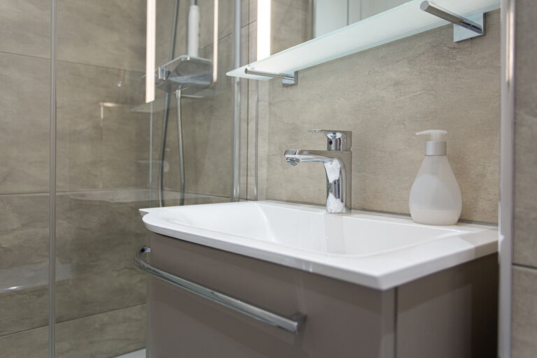 Moderner Waschtisch in umgebautem Neubau-Bad